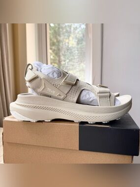 New Teva Aventrail Platform Sandals Cream Oyster Womens Size 9